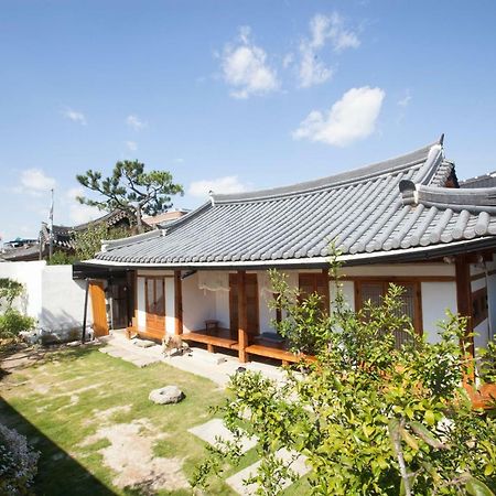 Ohnewwall Guesthouse Чонджу Екстериор снимка